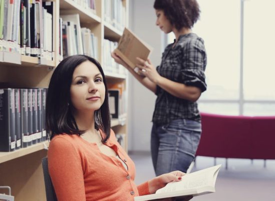 5 razones para convertirte en Auxiliar de Biblioteca: Una profesión con futuro